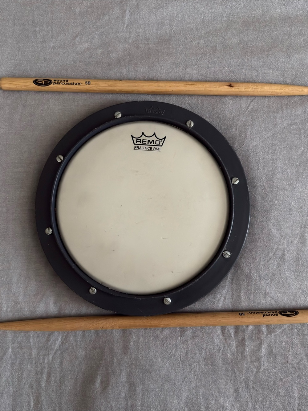 Remo 8" Drumming Practice Pad w/ 2 Sound Percussion 5B Wooden Drumsticks